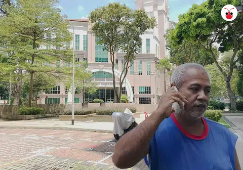 中年大叔罗斯里（Rosli）说，他今早到乌鲁班丹民众俱乐部（图中建筑），和荷兰—武吉知马集选区议员迪舒沙谈住房问题。（卢凌之摄）