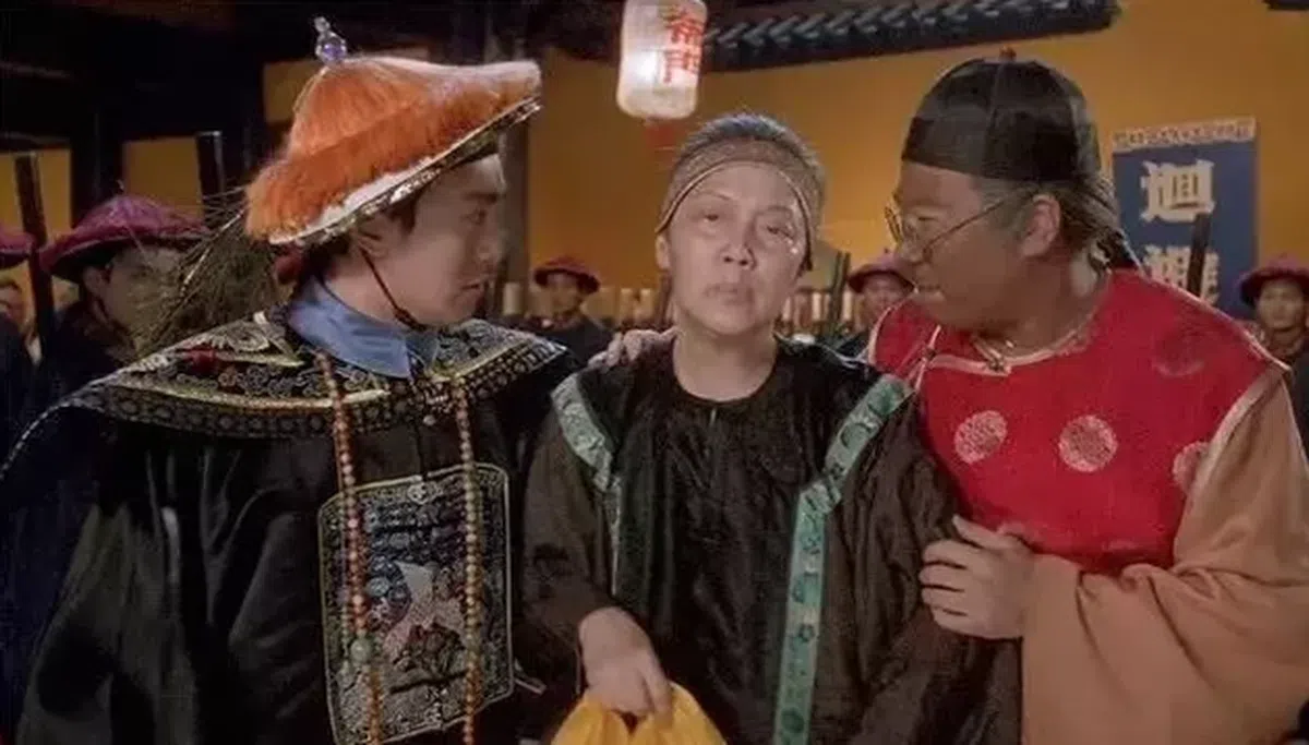  《九品芝麻官》里的包婆婆（中）。 