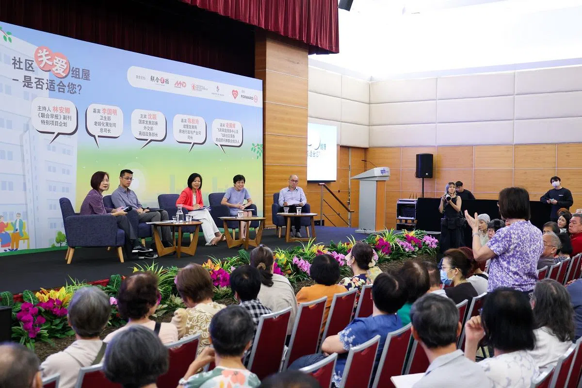 《联合早报》与多个机构联办对话会，解答公众对社区关爱组屋的疑问。在台上回答问题的有国家发展部兼外交部高级政务部长沈颖（左三）；卫生部老龄化策划司总司长李国明（左二）、建屋局房地行政与产业司司长陈秋玲（右二）及飞跃家庭服务中心和飞跃社区服务的高级顾问兼联合创办人凌展辉（右一）。活动由早报副刊特别项目企划林安娜（左一）主持。（联合早报）