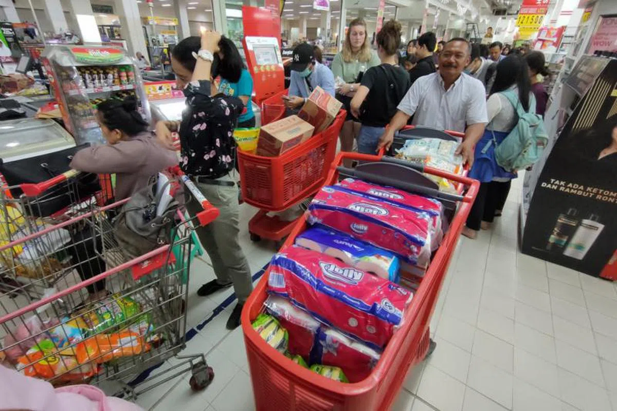  印尼确诊第一起冠病后，居民开始到超市抢购食品与日用品，特别是厕所纸。（雅加达邮报） 
