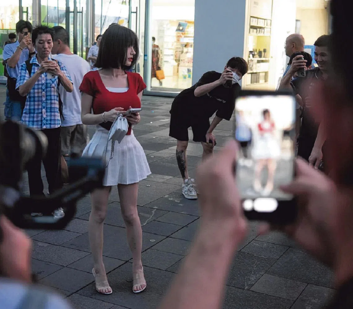 成都远洋太古里的街上永远少不了穿着打扮靓丽的素人模特或者网红，以及宛如狗仔队版如影随形的街拍摄影师们。（海峡时报）