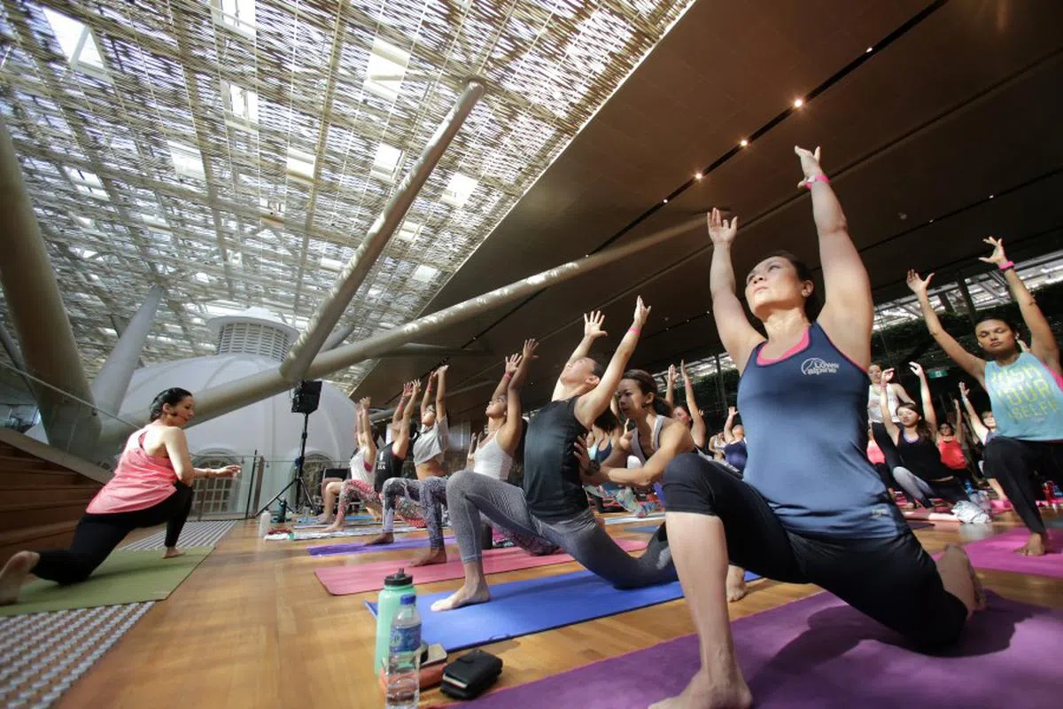 在新加坡国家美术馆举行的一项慈善瑜伽活动。（海峡时报）