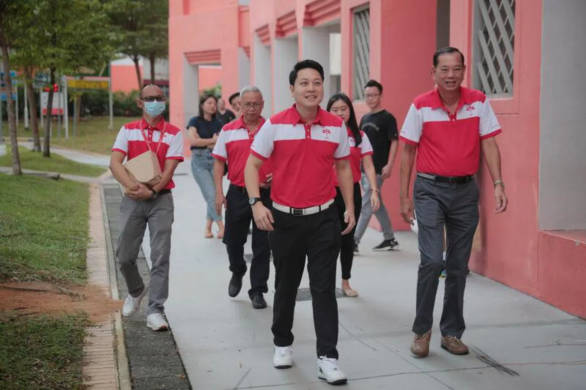  新加坡前进党前党员张伟隆（中）因制作视频指责该党已经被渗透，并有10名党员与两名党外人士勾结，被前进党开除党籍。该事件引起一些党员，包括潜在参选人拉维（Ravi Philemon）因不满该党的处理方式，选择退党。（海峡时报） 