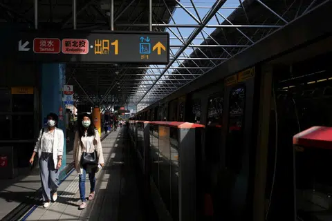 台北捷运站乘客。（路透社）