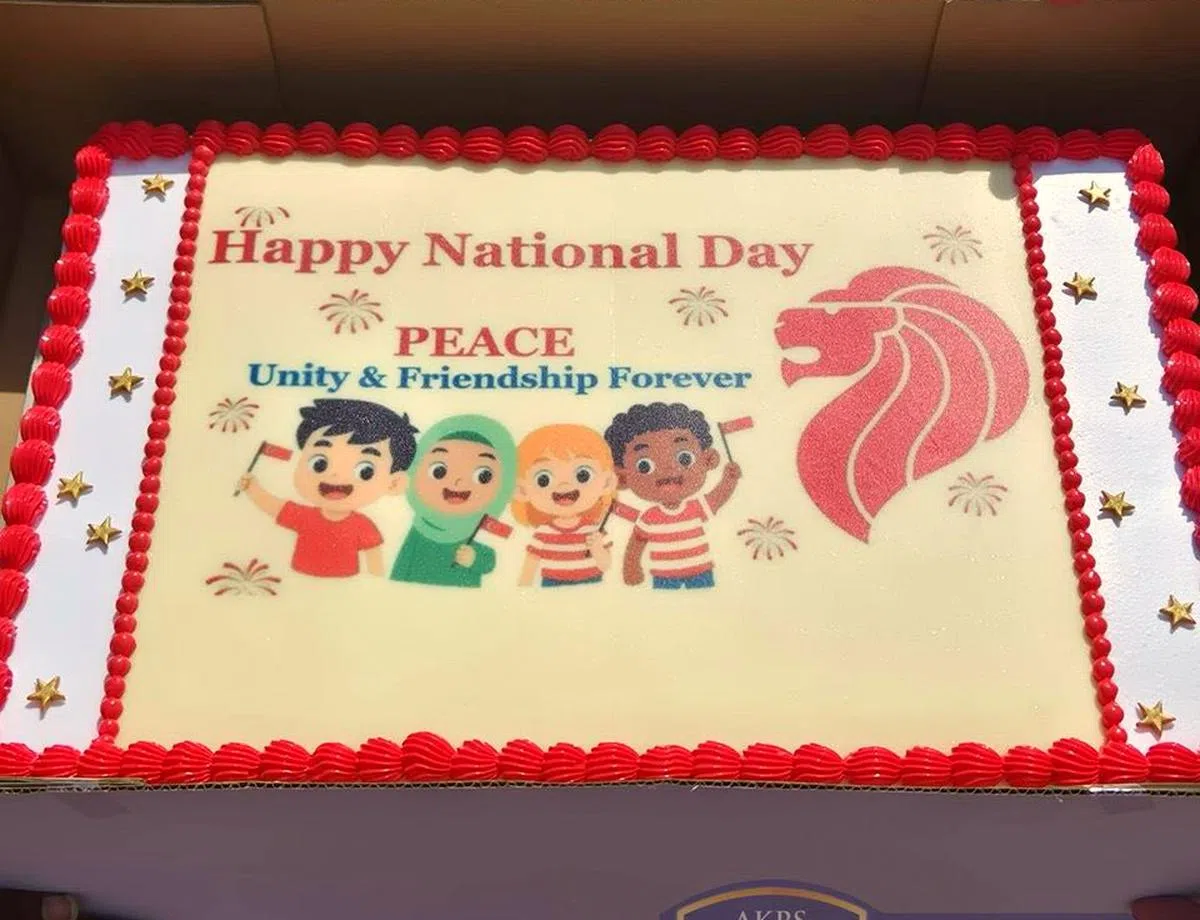 新山关卡赠送给新加坡移民局的另一个国庆蛋糕。（新山关卡）