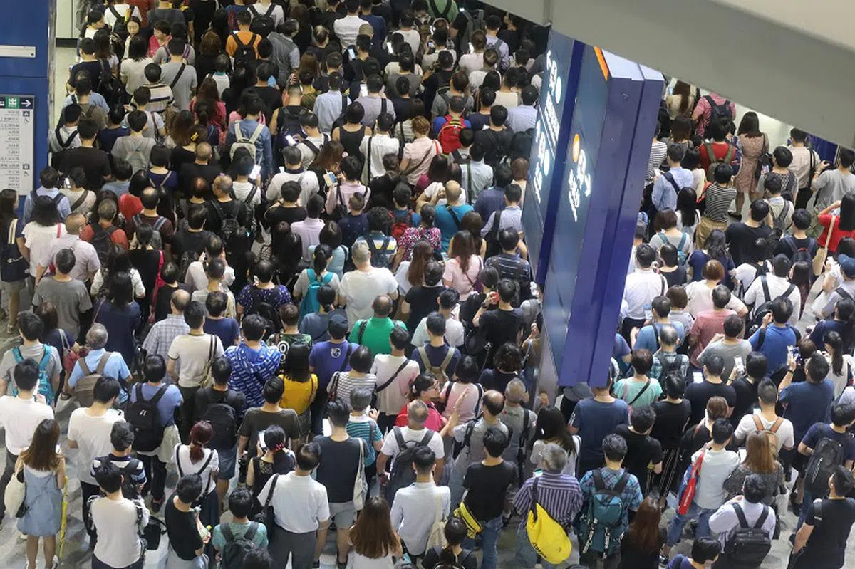  台风隔天，港铁挤满了提早出门上班的人潮。（法新社） 