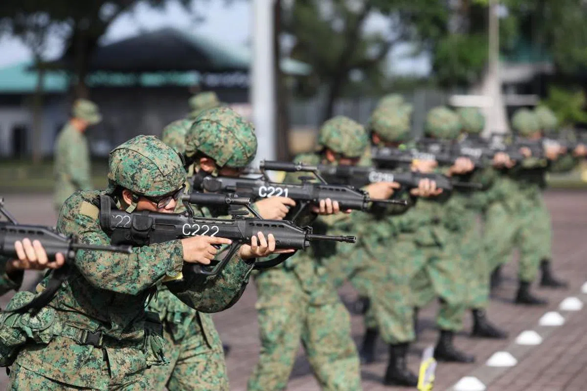 18岁成年男性有义务拿枪保卫国家却不能投票选政府，被认为是本地投票年龄限制最大的矛盾之一。（联合早报）