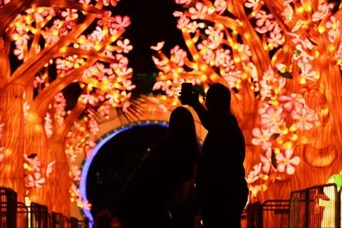 研究指出，开始婚姻生活后的第一年，新婚夫妇的体重平均会增约1.63公斤。（海峡时报）