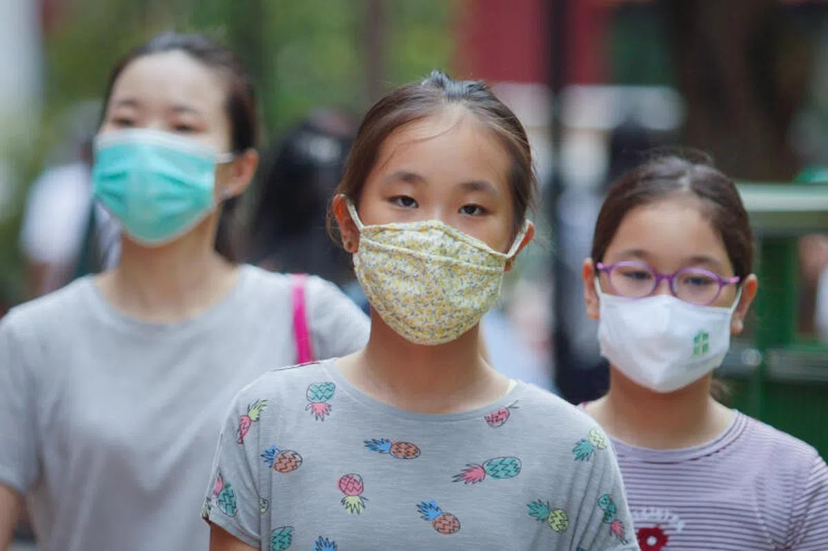  当局鼓励国人只在必要时出门活动，避免超过两人以上的群聚。（联合早报） 