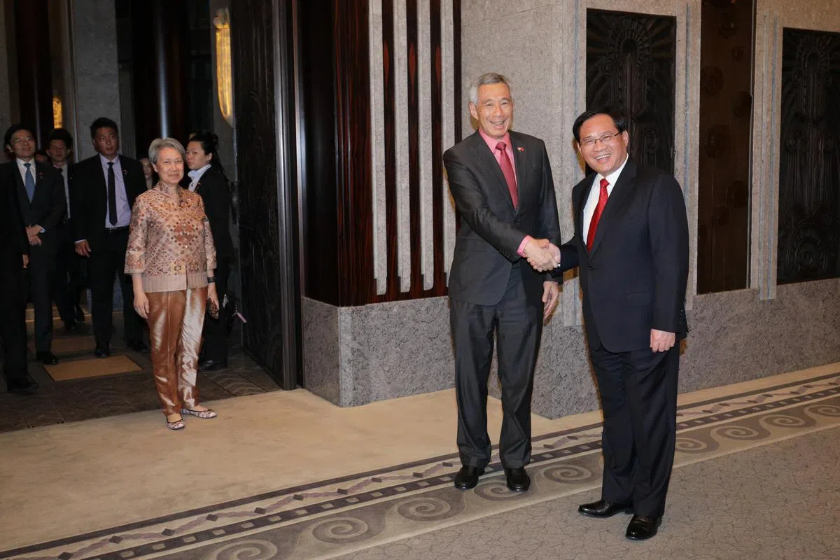  李总理（中）与中共上海市委书记李强（右）会面。总理夫人何晶（左）也出席会见。（联合早报） 