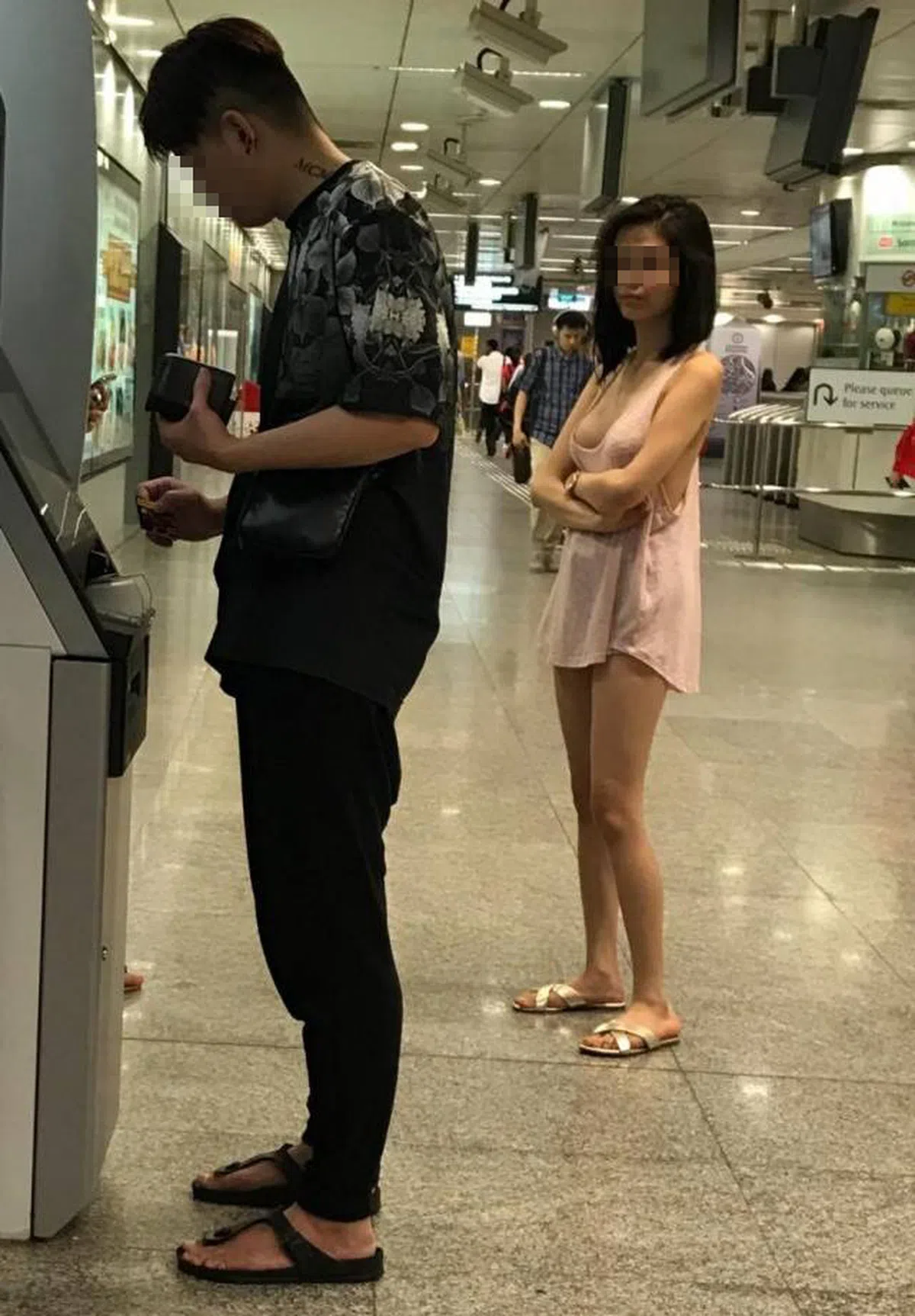  女子当时在索美塞地铁站的提款机前排队提款。（取自面簿） 