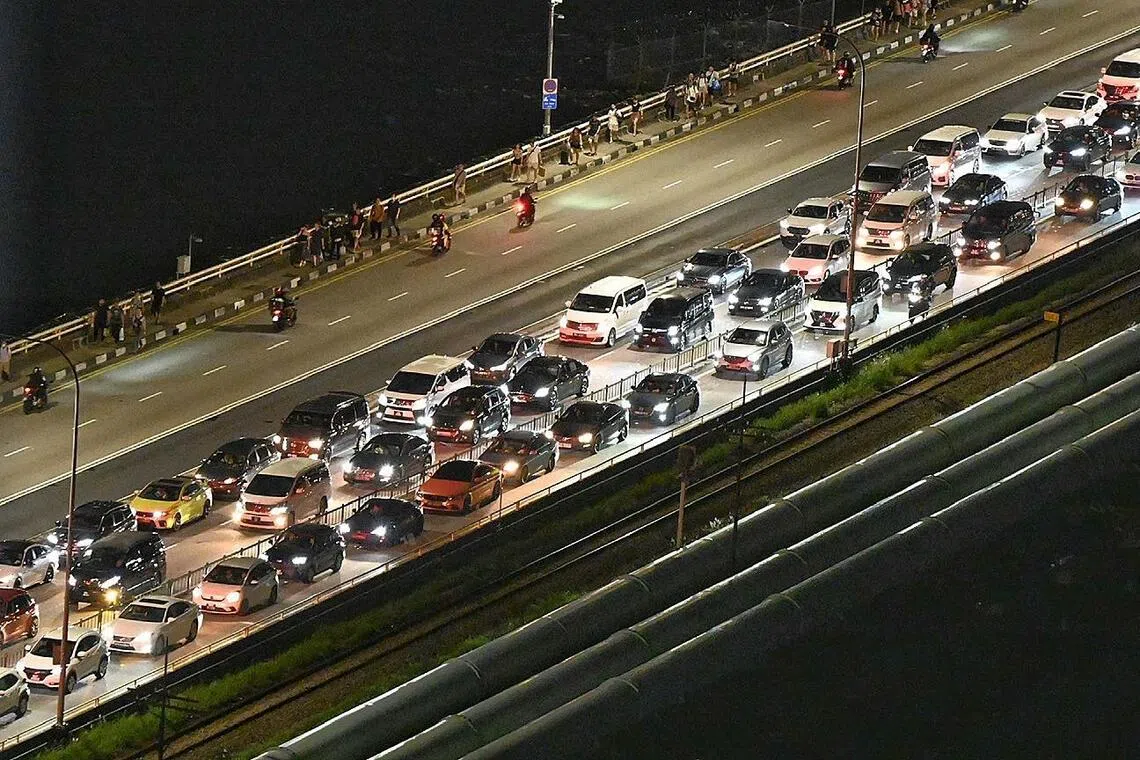 周末的新柔长堤很热闹。