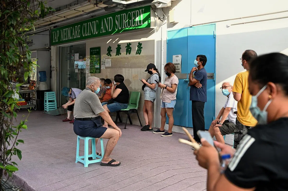 猜猜看，队伍中有多少人是为了病假单才来看医生？（海峡时报）