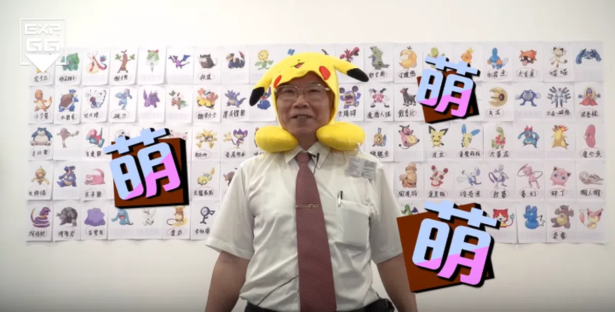  顺利答完题目后，阿公的奖品是可爱的皮卡丘颈枕。（视频截图） 