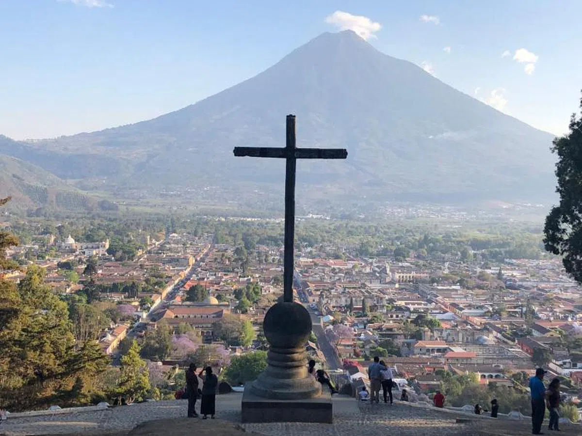 外表看起来颇为光鲜靓丽的安提瓜，同时也布满了废墟。（叶孝忠摄）