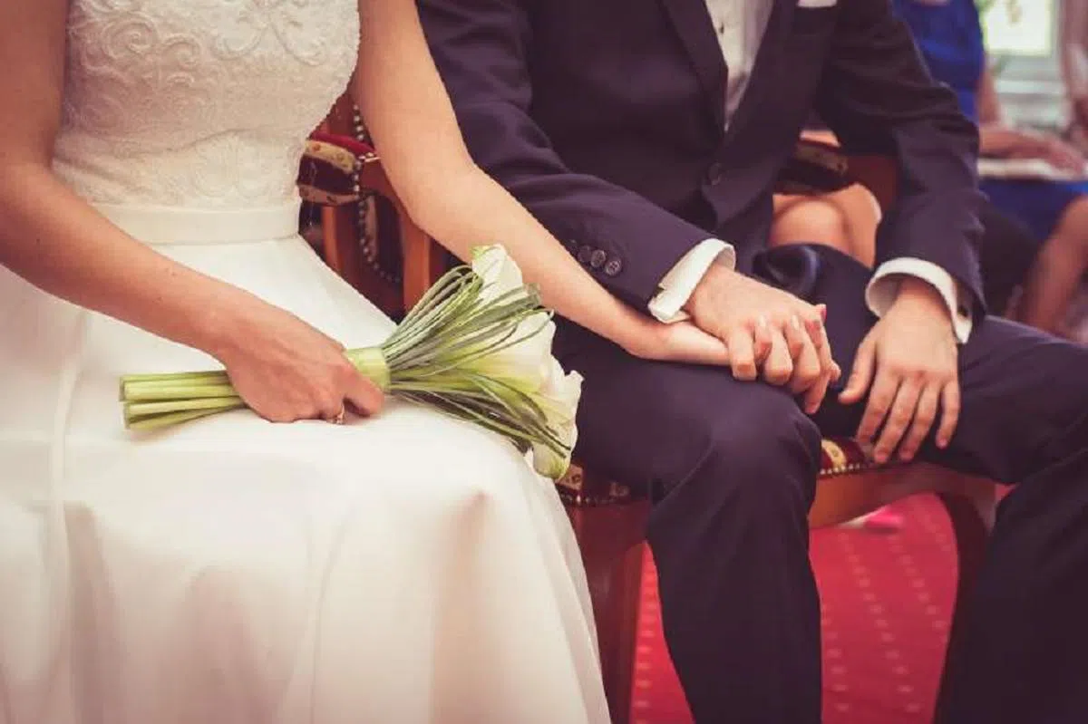 选择“两头婚”，婚后的问题就不再是两个人的事，而是两家人的事。（互联网）