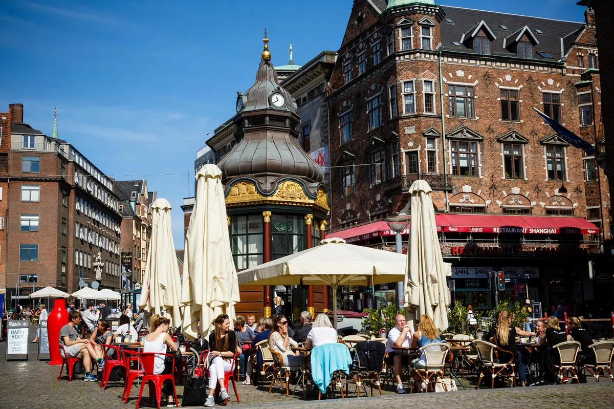 丹麦街头的咖啡座。（ALAMY）