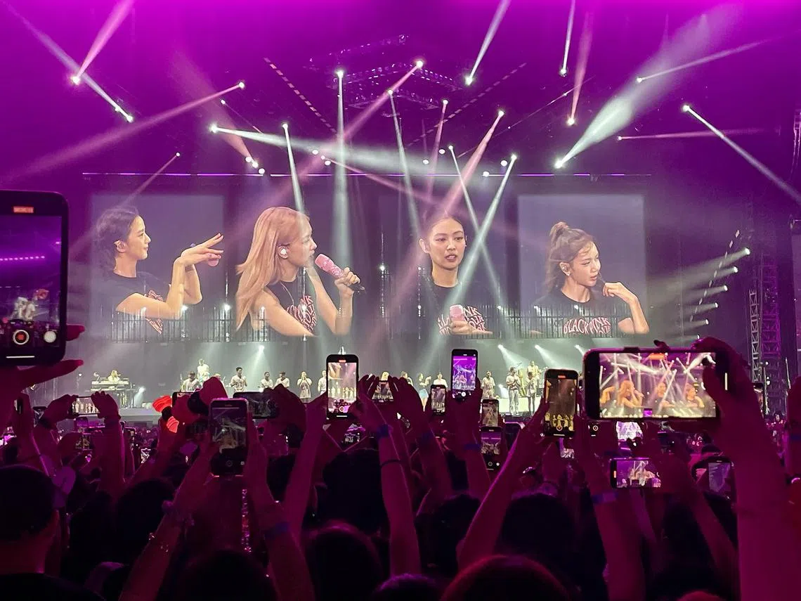 韩国女团BLACKPINK上周末在新加坡开演唱会，但许多粉丝高举手机拍照和录影，挡住了后面观众的视线。（Frank Wang脸书）