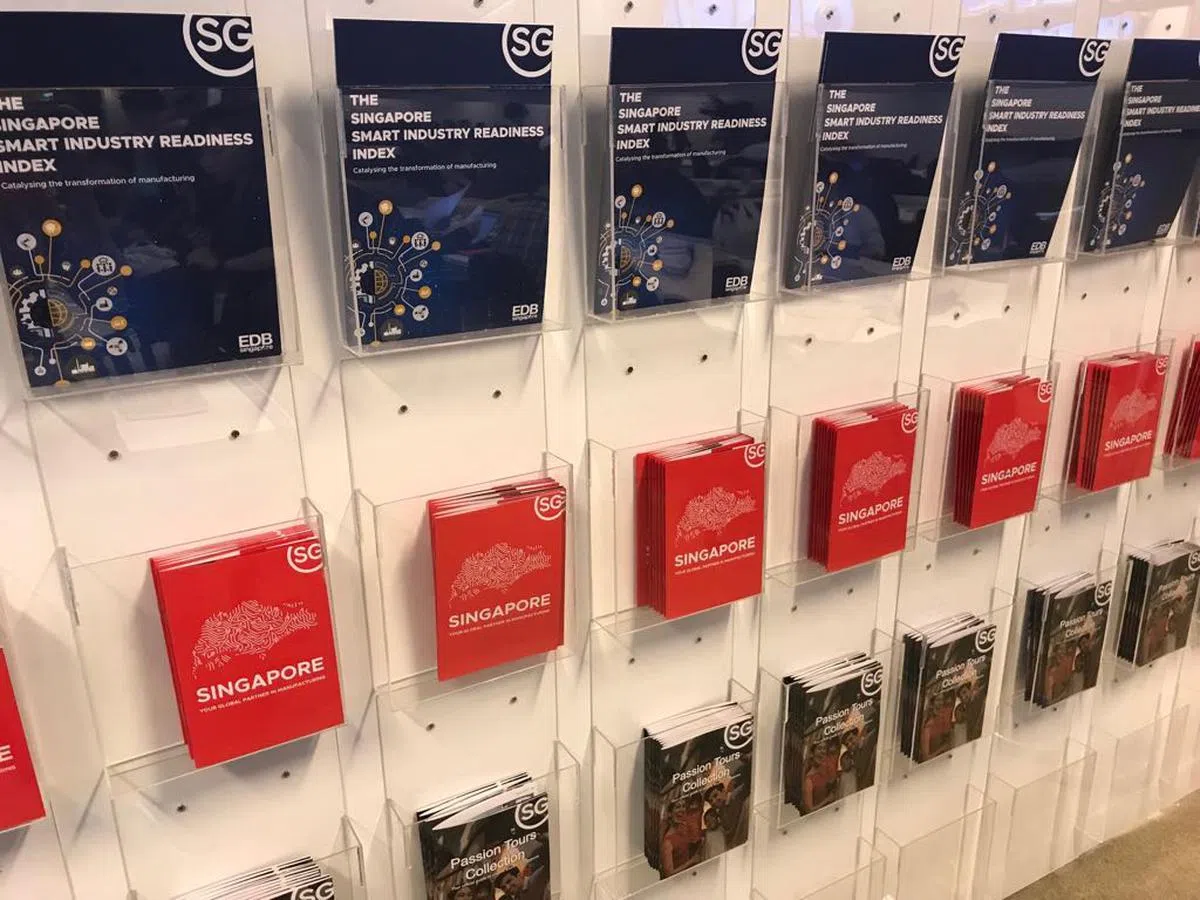  有关新加坡的资料和数据印成册子供媒体阅览。（卢凌之摄） 