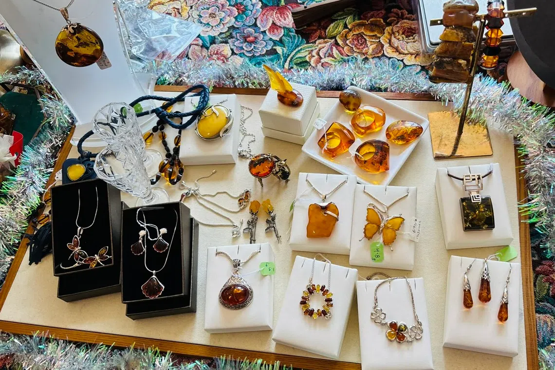 作者的摊位以售卖俄罗斯和波兰半宝石首饰和手作首饰为主。