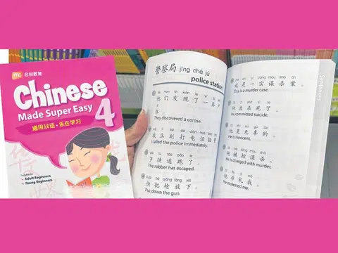 《通用汉语·乐在学习》一套有四本。引起争议的内容，出现在第四本的“警察局”单元。（联合早报）