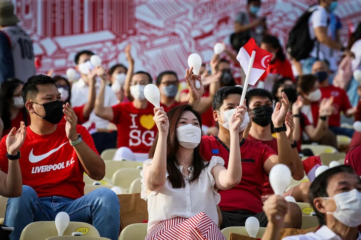 2021年新加坡国庆庆典于8月21日在滨海湾浮动舞台举行。今年因疫情关系，限制现场观众人数，仅邀请来自医疗、交通和教育等领域的前线人员观礼。（联合早报）