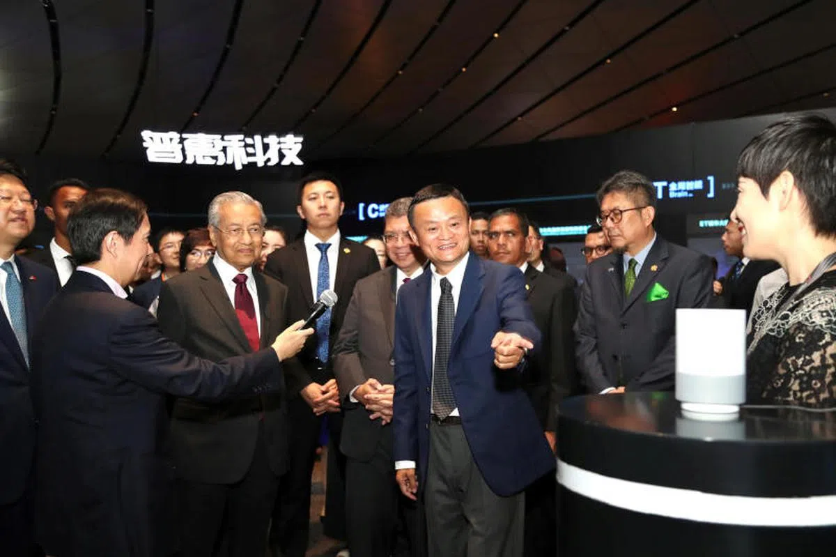  马哈迪在杭州参访阿里巴巴总部，获马云亲自接待。（路透社） 