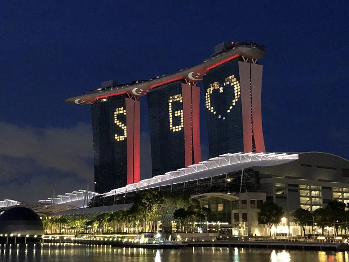  滨海湾金沙疫情期间的客房入住率屈指可数，多数客房都是漆黑一片。（张丽苹摄） 