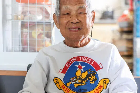 享年103岁的何永道祖籍广东顺德，1920年出生于马来亚怡保。中日战争爆发时，他先后在香港大学和广州中山大学念书，并在看到国民党招聘空军的广告之后，决定报考参加。通过考试之后，何永道在中国昆明、印度拉哈尔，以及美国凤凰城接受不同阶段的训练，最终成为轰炸机机师。