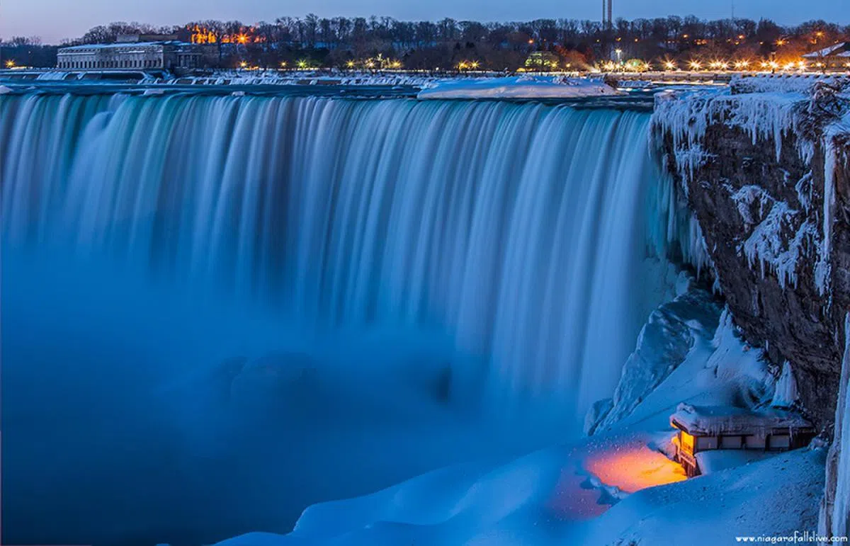  尼亚加拉瀑布冬天的美景。（Niagara Falls Live） 