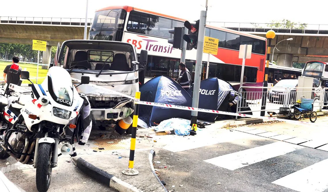 23日早上，宏茂桥6道与杨厝港巴士转换站出口的交界处发生严重致命车祸，三名路人被一辆罗厘撞倒，当场死亡。（联合晚报）