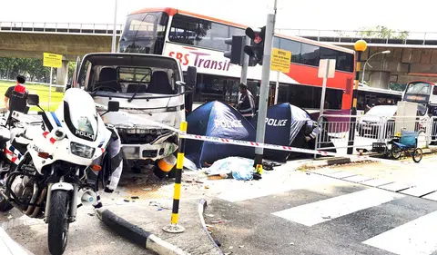 23日早上，宏茂桥6道与杨厝港巴士转换站出口的交界处发生严重致命车祸，三名路人被一辆罗厘撞倒，当场死亡。（联合晚报）