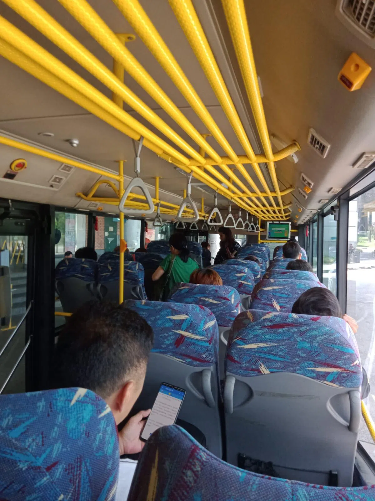  巴士的座位并未填满。（李国豪摄） 