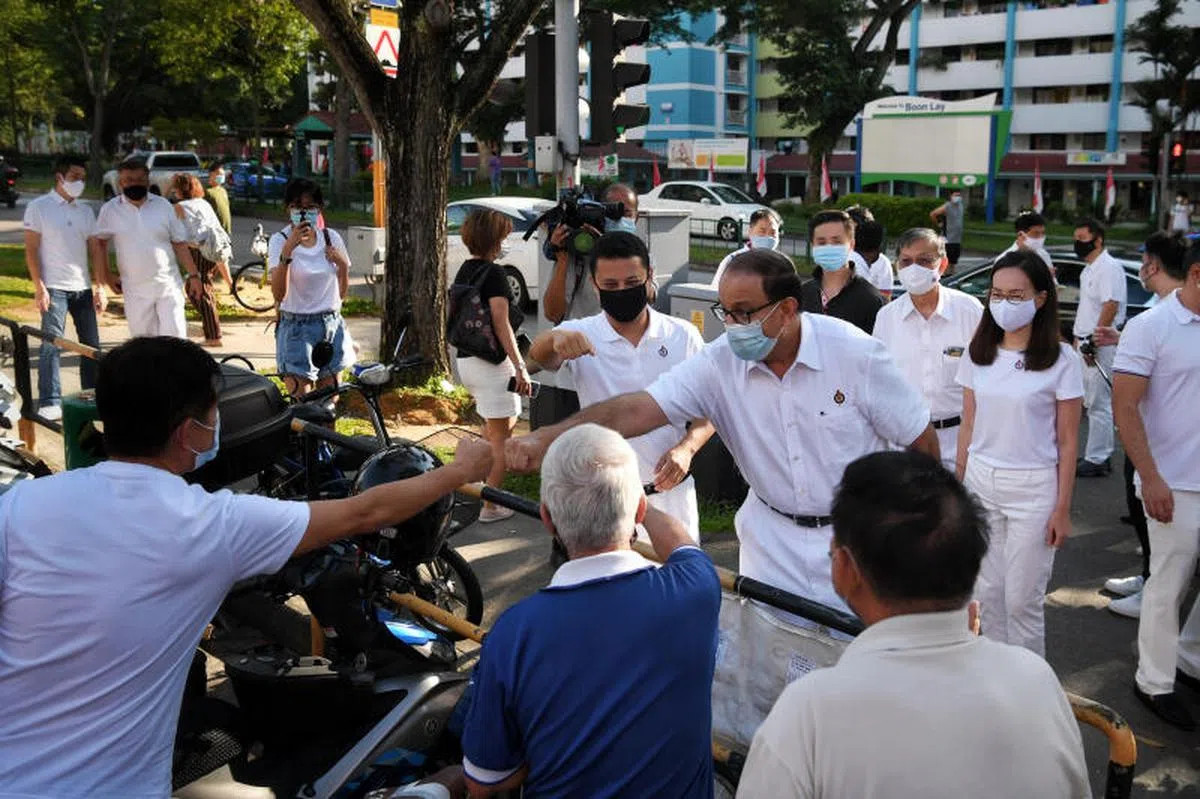  人民行动党在西海岸集选区对垒前进党胜选后，上周末走访选区“谢票”答谢选民的支持。（海峡时报） 