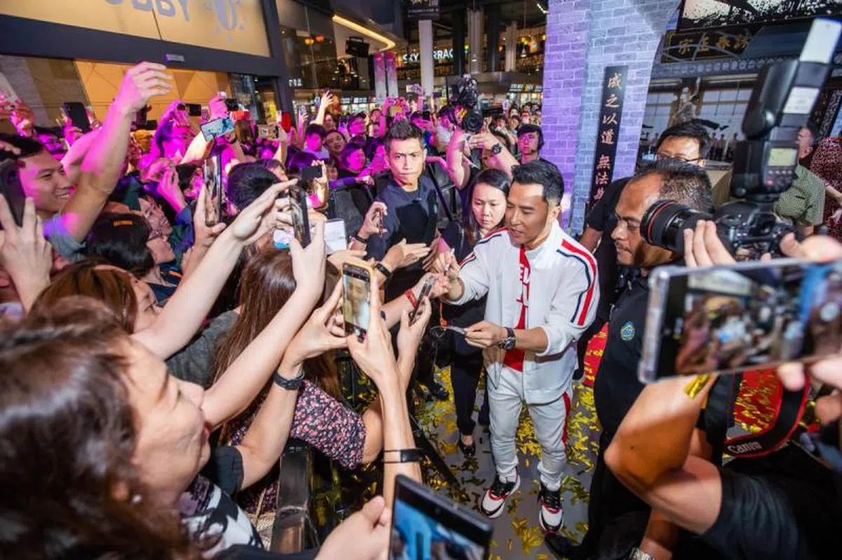  甄子丹与影迷寒暄、签名、合照，展现亲民一面。（邵氏提供） 