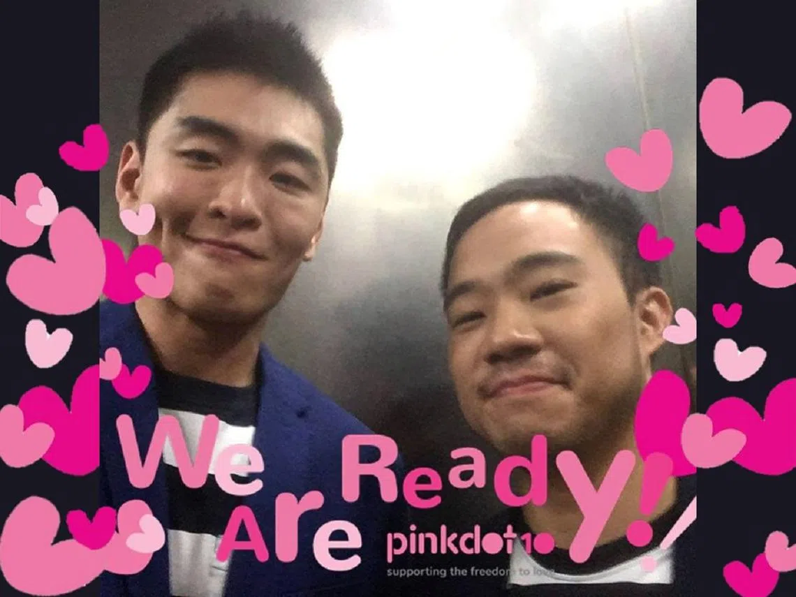 李光耀次子李显扬的次子李桓武（左）公开出柜，在面簿上贴出与兽医男友Yirui Heng的合照，并为照片配上“我们已经准备好”（We Are Ready）的粉红过滤框。（李桓武面簿截图）