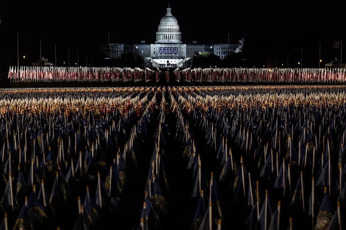 美国第46任总统就职典礼在1月19日晚准备就绪，会场四周启动武装戒备，成为两万多荷枪实弹军警严防死守的地方。（法新社）