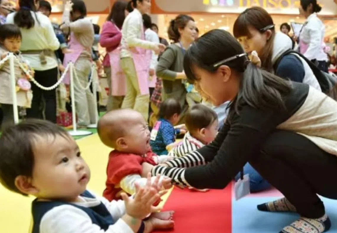 这样的亲子比赛，在日本可能越来越少见。（路透社）