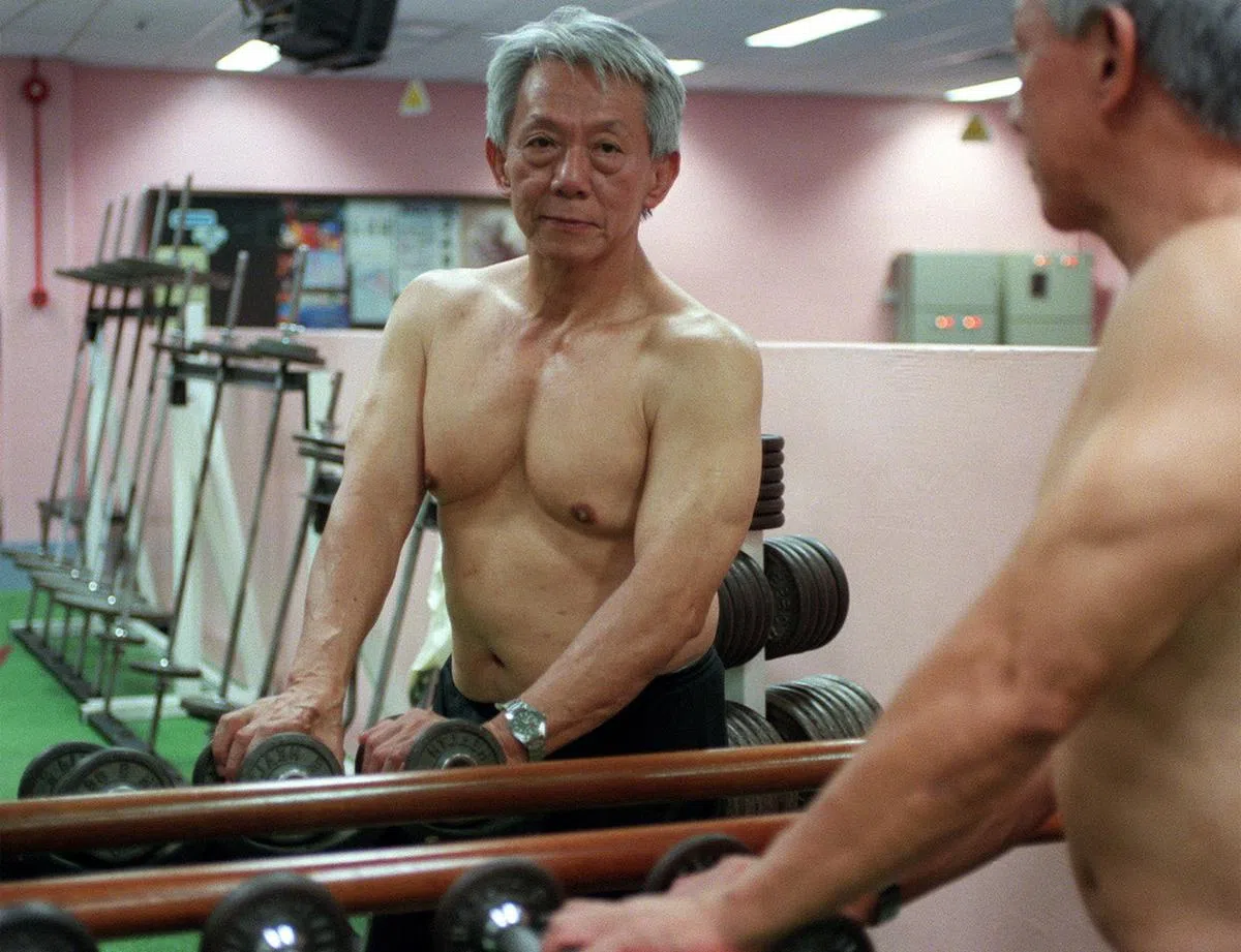 拍摄这张照片时，陈浩亮已经快70岁了。这一身肌肉，连年轻人都望尘莫及。（海峡时报）