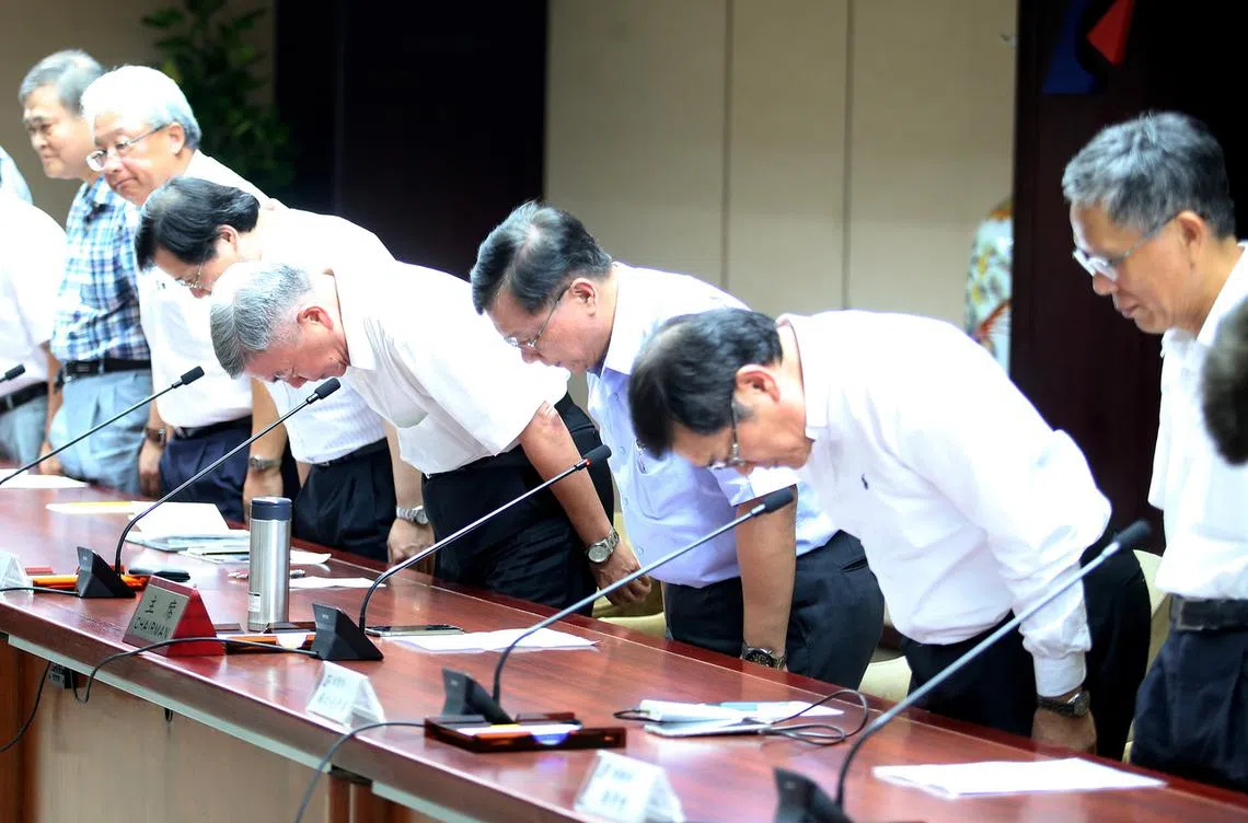 台湾15日无预警大停电，经济部及台湾电力公司召开记者会说明停电原因，经济部长李世光（右三）在会中率领相关人员向大众鞠躬致歉。（联合新闻网）