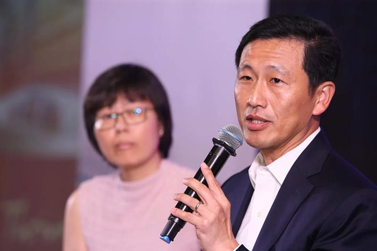  教育部长（高等教育及技能）兼国防部第二部长王乙康4月1日在首届"世界晋江青年莱佛士论坛"上与400名来自世界各地的青年进行了约一小时的对话。对话会由新加坡报业控股华文媒体集团主管李慧玲（左）主持。（联合早报） 