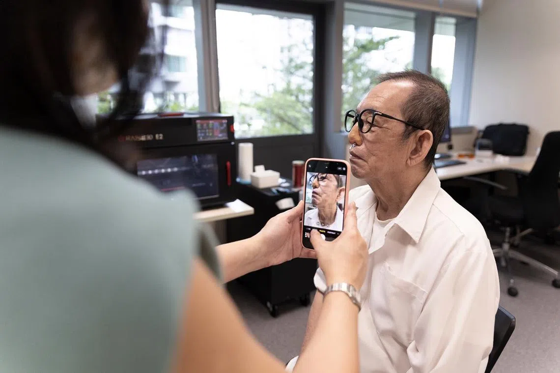 从这张照片来看，如果不说，还难以看出连先生戴着的是假鼻子。（陈笃生医院脸书）