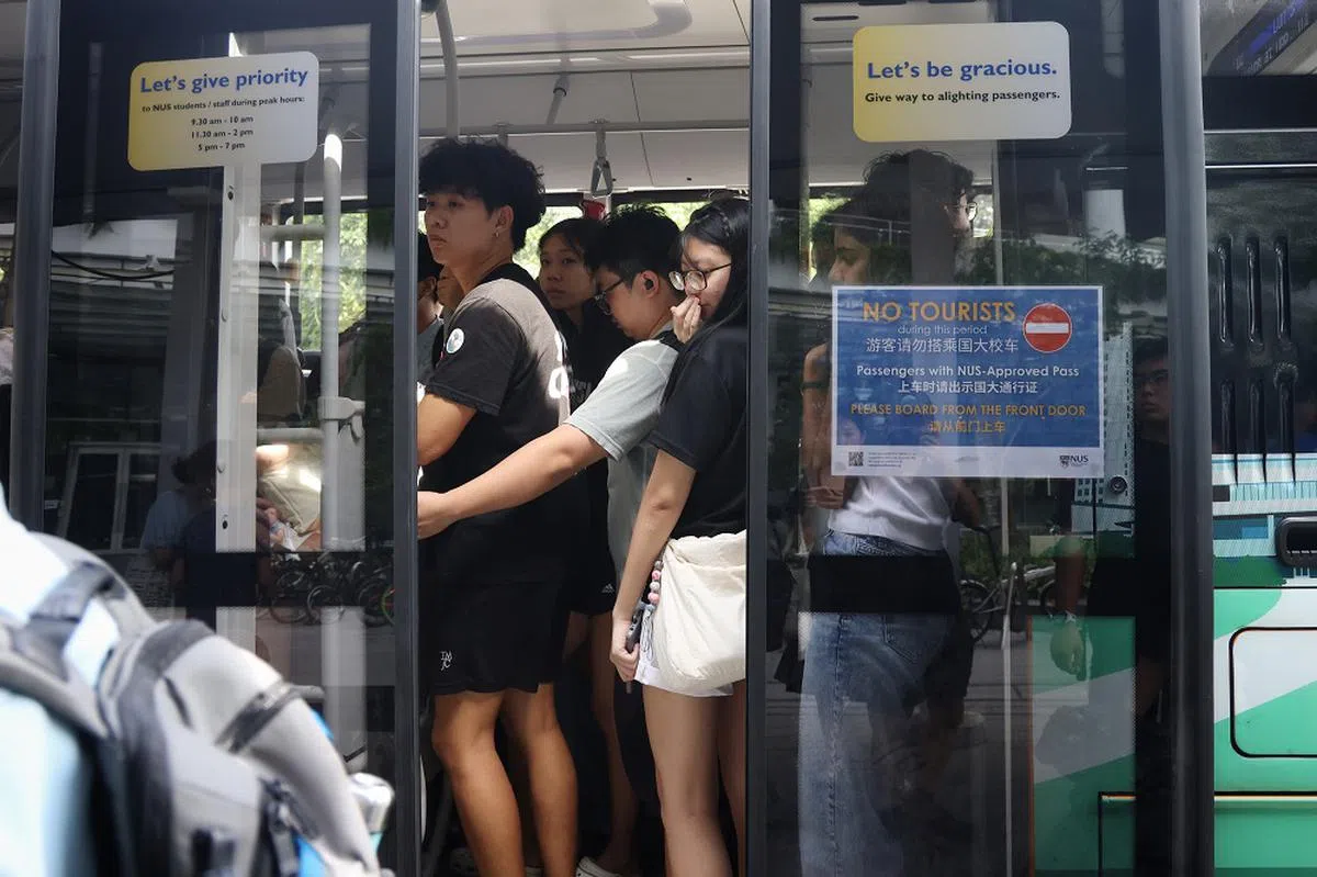 国大校内接驳车贴上了游客请勿搭乘的标识。（海峡时报）