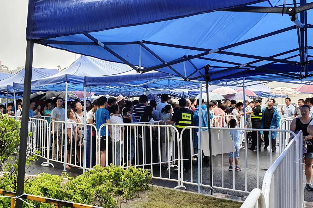  仿佛看到了每年排队进入国庆庆典会场的国人般。（Goldthread） 