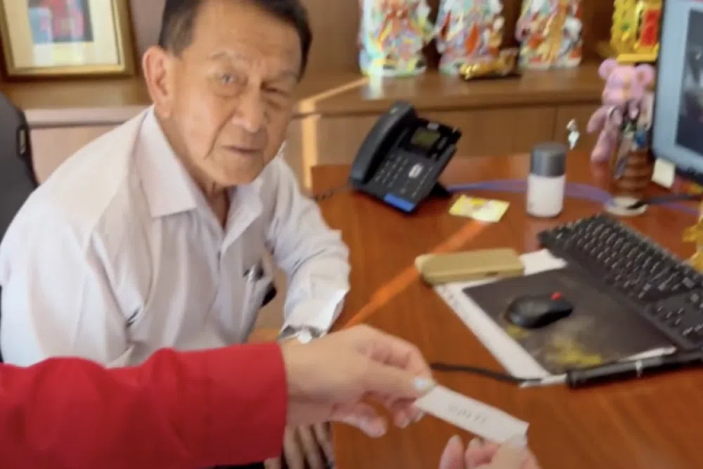 77岁Pollisum老板洪嘉汕两个月前，在公司办公室揭秘幸运抽奖赢家孙科。（Pollisum提供）
