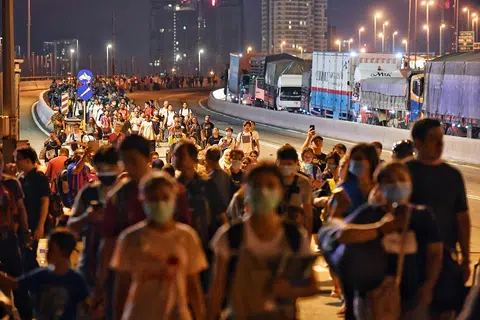 新马两国外交部同意设下目标，于8月10日恢复有条件通关。（海峡时报）