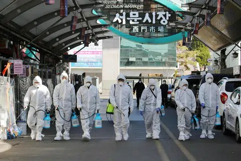 全副武装的工作人员到大邱的西门市场消毒。（法新社）
