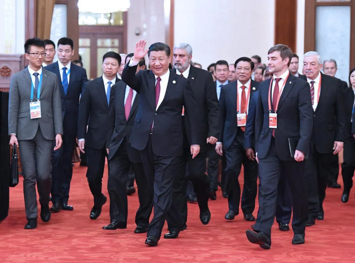  中共总书记、国家主席习近平1日在人民大会堂出席中国共产党与世界政党高层对话会开幕式，并发表题为《携手建设更加美好的世界》的主旨讲话。图为习近平同外国主要嘉宾一起步入会场。（新华网） 