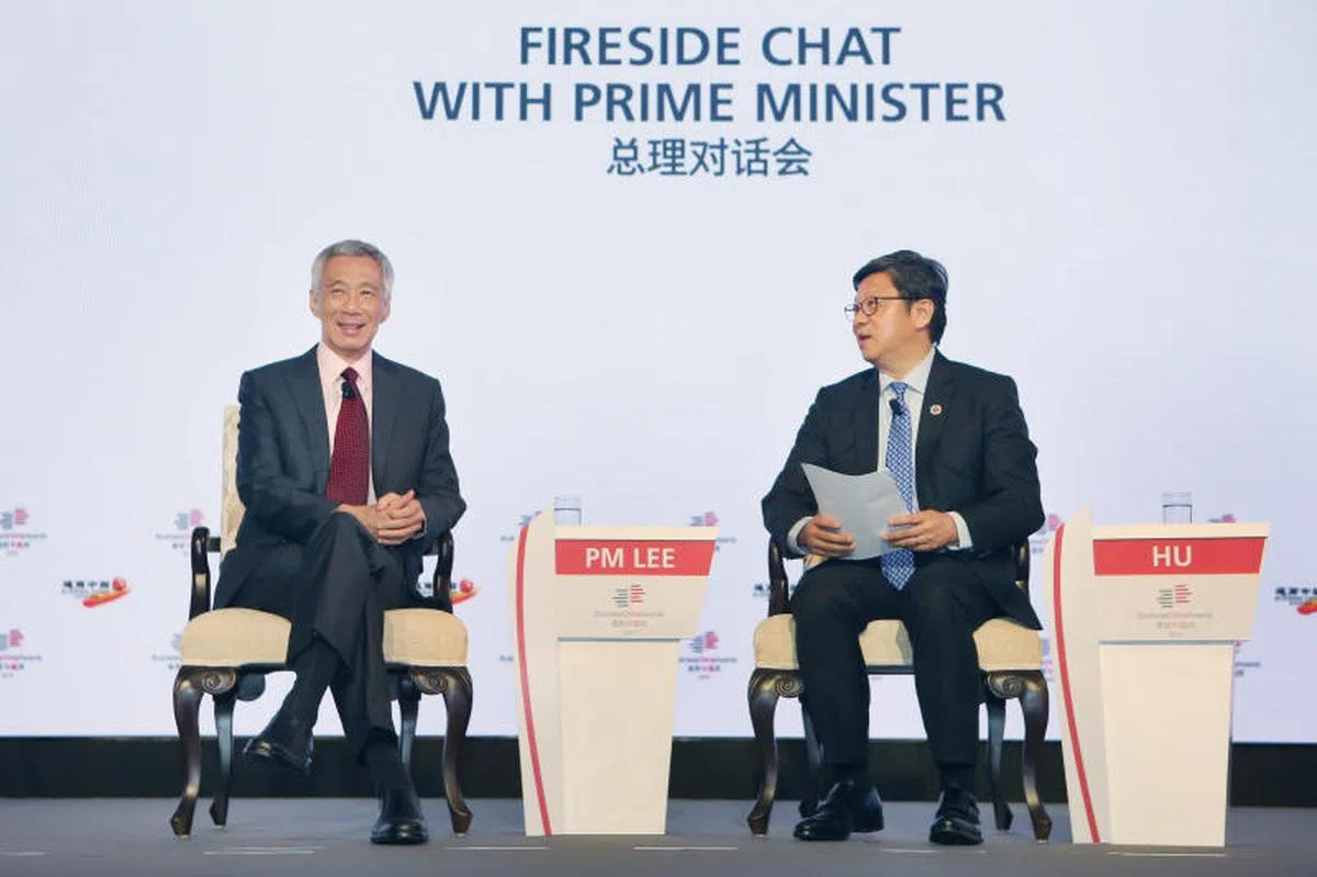  6月7日，李显龙总理和胡以晨先生在通商中国颁奖晚宴进行炉边谈话。（联合早报） 