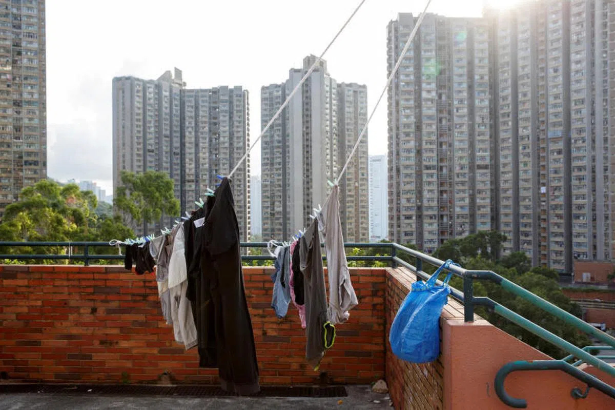  香港公屋供应不足，房价又持续高企，年轻人买不起房怨气大。（路透社） 